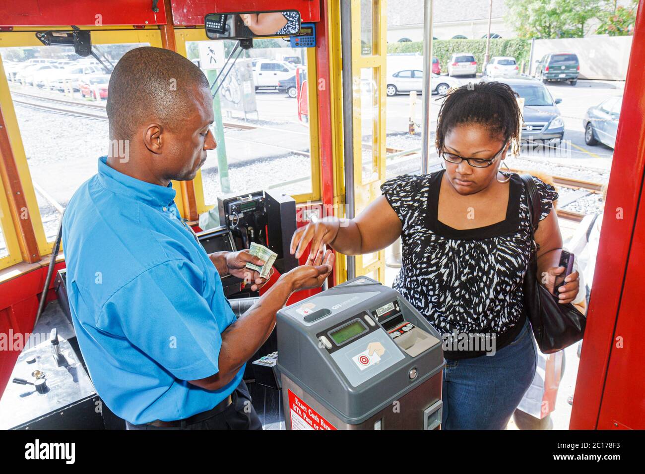 New Orleans Louisiana,RTA,Riverfront Streetcar Line,Regional Transit Authority,RTA,tram,tram,trolley,rail,Black Minitions,uomo uomini maschio adulti,ecc. Foto Stock