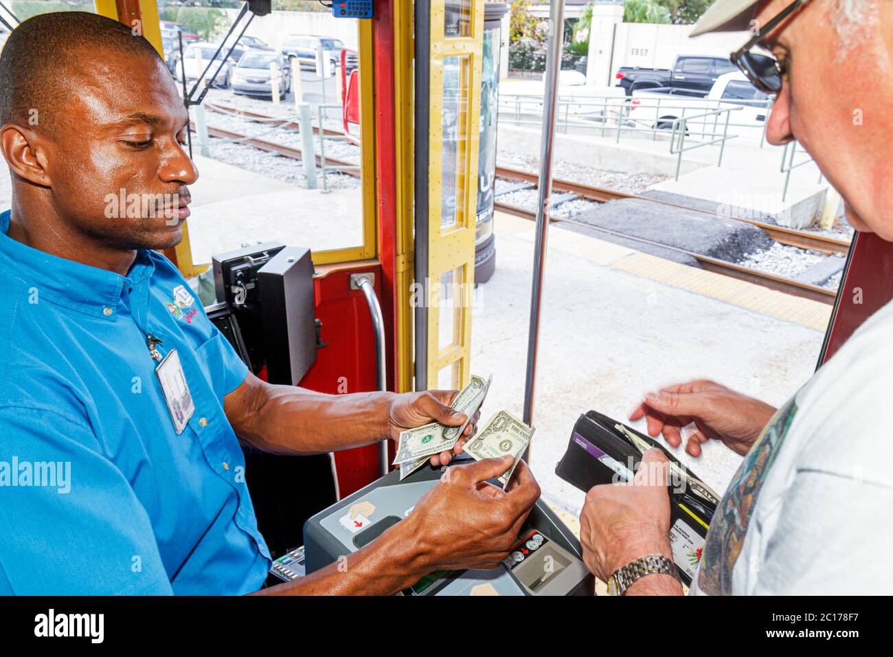 New Orleans Louisiana,RTA,Riverfront Streetcar Line,Regional Transit Authority,RTA,tram,tram,tram,ferrovia,uomo nero uomini maschio adulti,direttore d'orchestra,lavoro Foto Stock