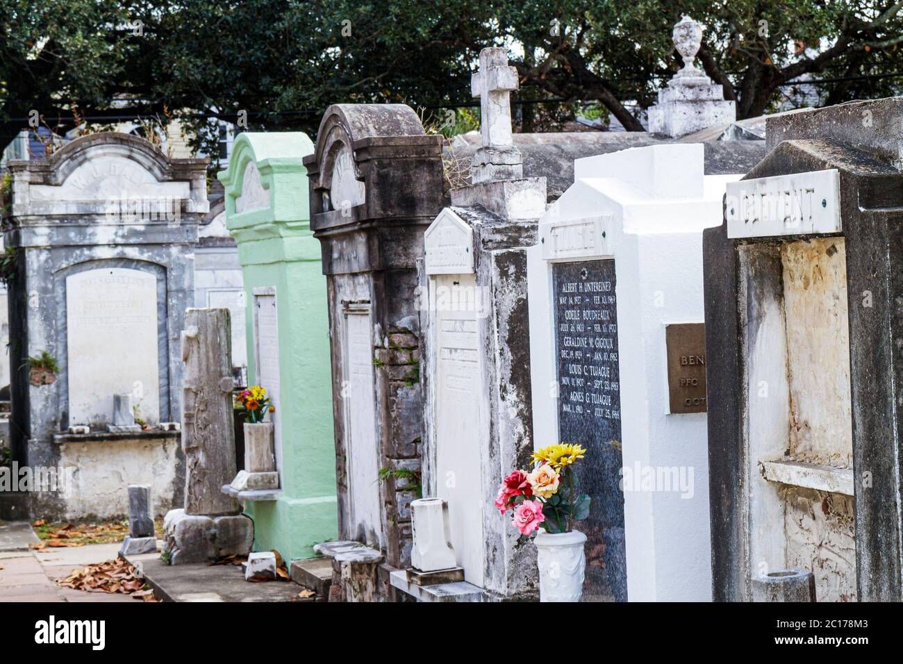 New Orleans Louisiana, Garden District, storico cimitero Lafayette numero 1 mausoleo, morte, luogo di sepoltura, cimitero, tomba, fiore, croce cristiana, deterioramento Foto Stock