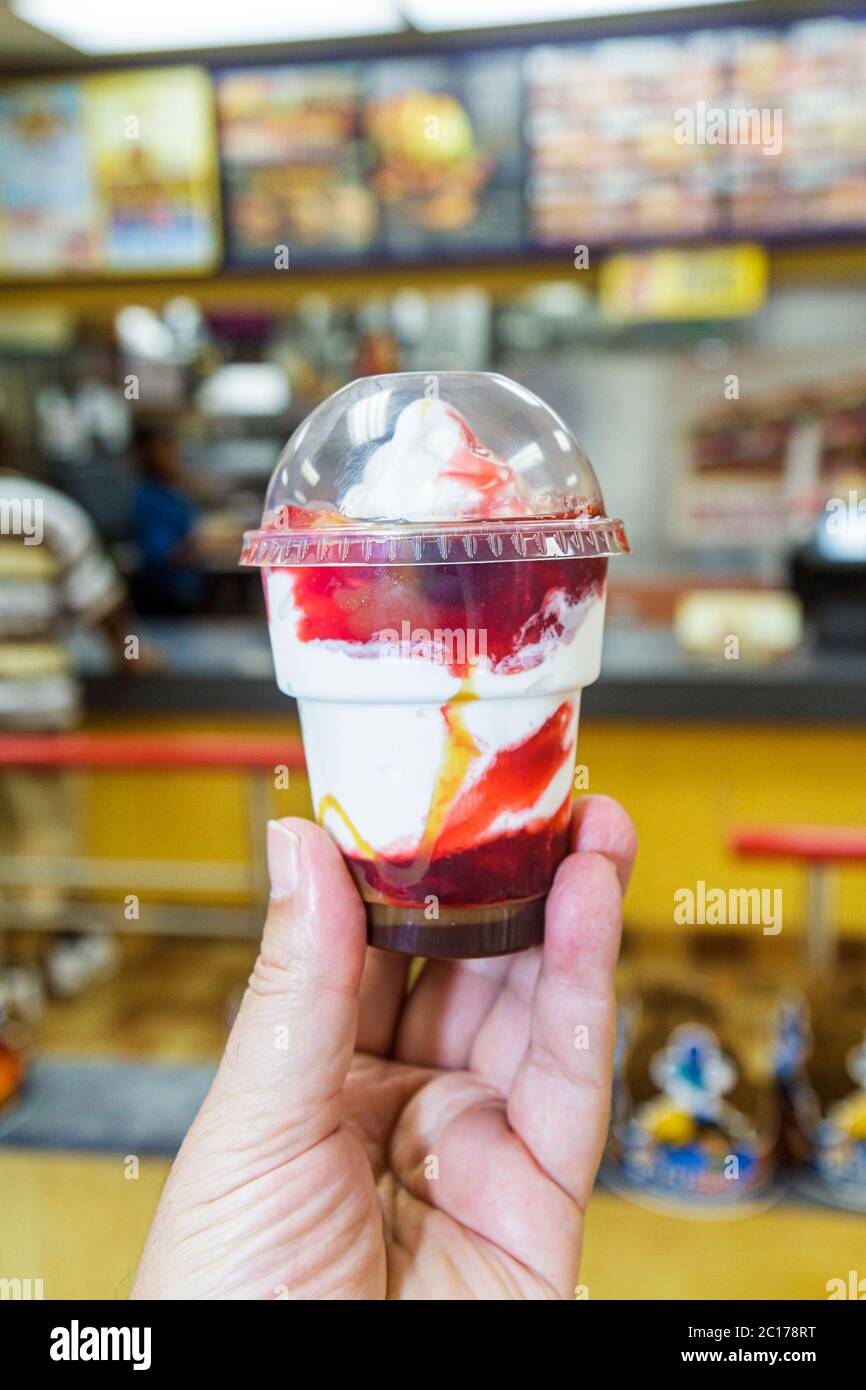 New Orleans, Louisiana, Garden District, St Charles Avenue, Burger King, ristorante ristoranti, cibo, caffè, catena di fast food, Sundae fragole, i Foto Stock