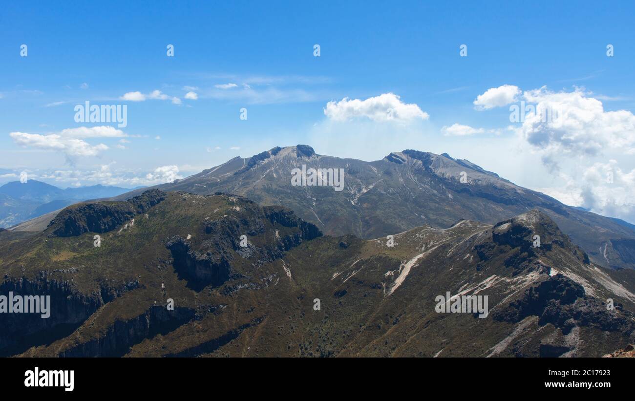 Vista panoramica del vulcano Guagua Pichincha dalla cima del vulcano Rucu in una giornata di sole Foto Stock