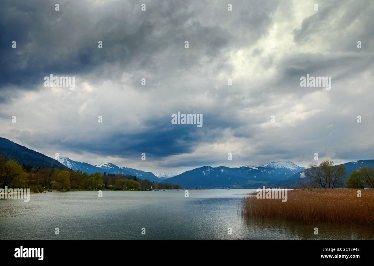 Nuvole sul lago Tegernsee e le Alpi Bavaresi, bellissimo paesaggio con montagne, acqua e cielo nella famosa località turistica, Baviera, Germania Foto Stock