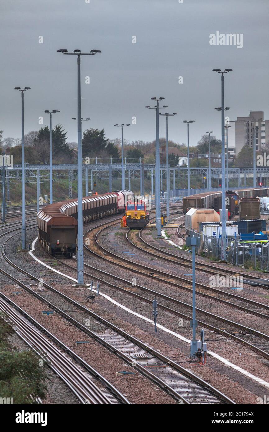 DB CARGO rail locomotiva UK classe 66 rifornita ad Acton Yard, londra ovest Foto Stock