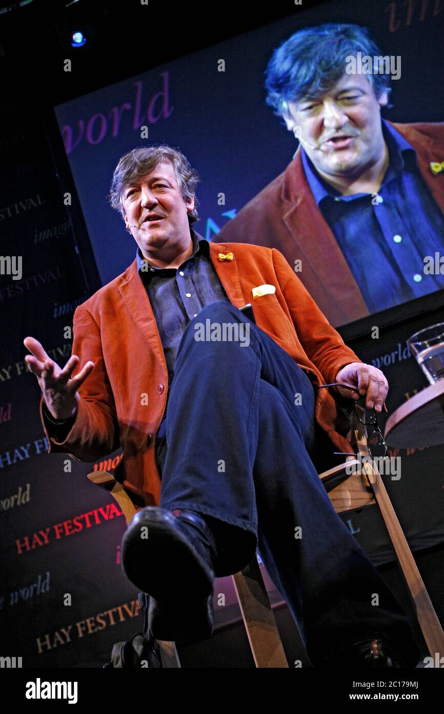 Stephen Fry parla sul palco del Bard e dell'Amore al Hay Festivel sabato 24 maggio 2014 ©PRWPhotography Foto Stock