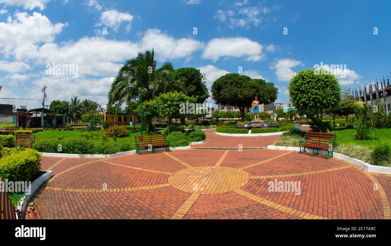 Vista del Parque de la Madre nel centro della città di Nueva Loja, conosciuto anche come Lago Agrio Foto Stock