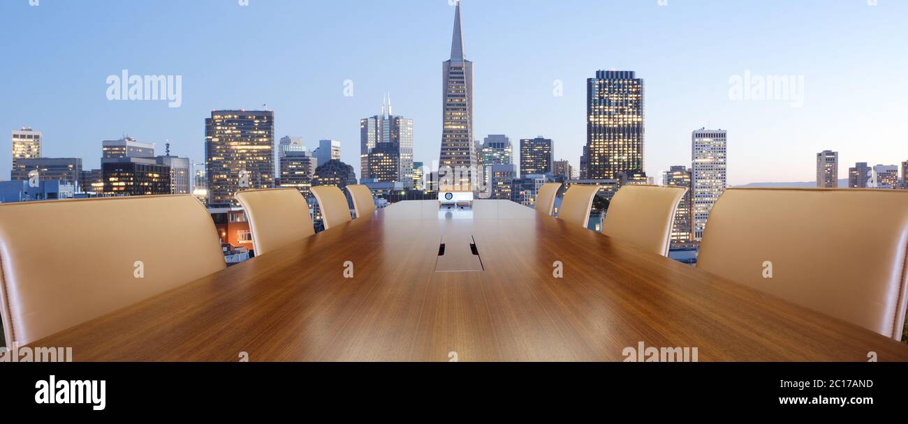 tavolo conferenze tappato con il paesaggio urbano di san francisco e la città moderna Foto Stock