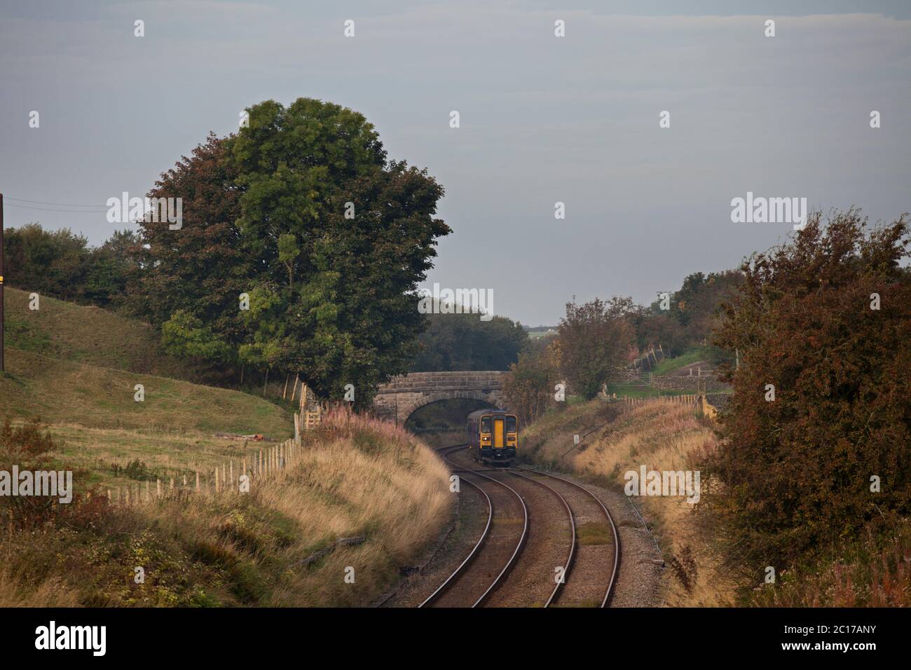 Treno sprinter di classe 153 della ferrovia settentrionale che passa per Eldroth sulla 'Little North West' Carnforth per stabilirsi Junction line nello Yorkshire Foto Stock