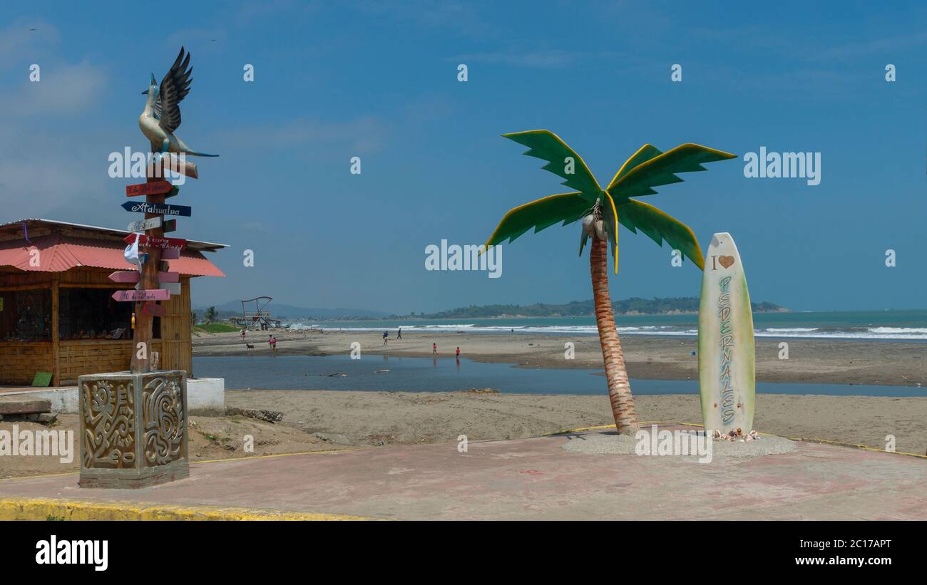 Pedernales, Manabi / Ecuador - Luglio 17 2019: Turisti a piedi vicino all'ingresso della spiaggia di Pedernales in una giornata di sole Foto Stock