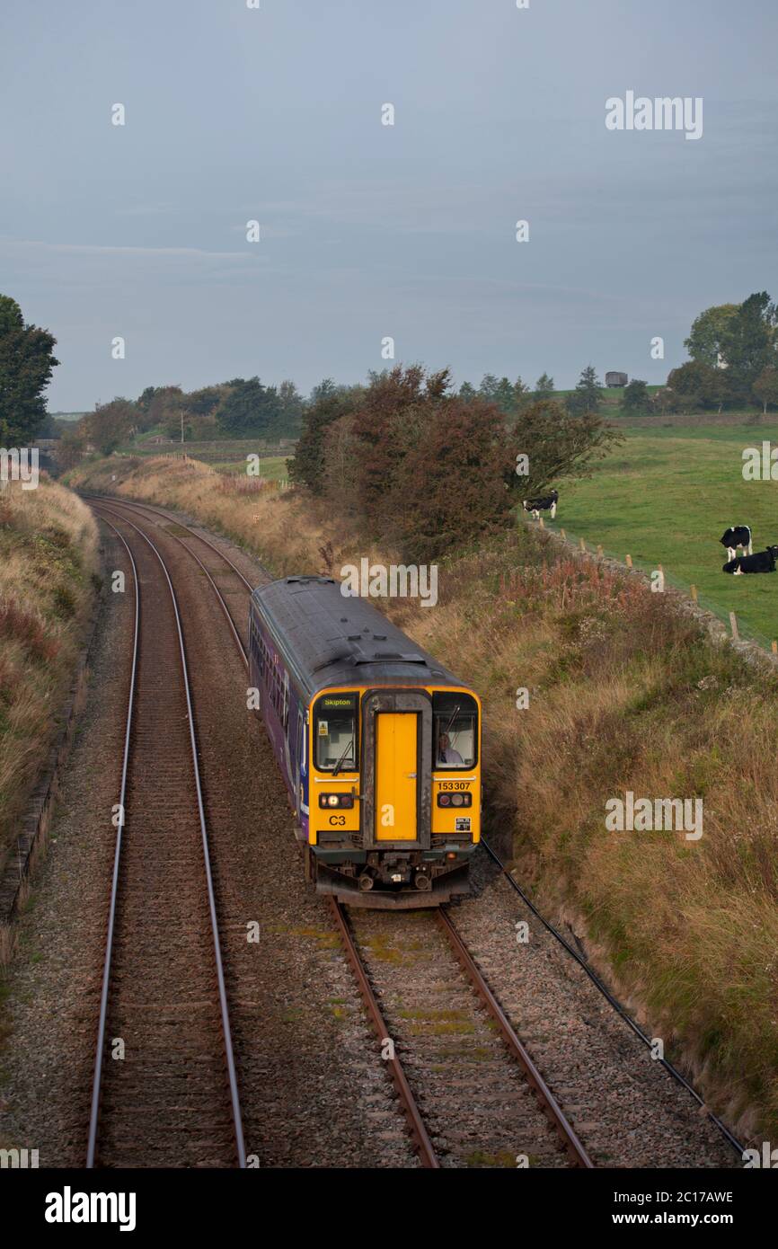 Treno sprinter di classe 153 della ferrovia settentrionale che passa per Eldroth sulla 'Little North West' Carnforth per stabilirsi Junction line nello Yorkshire Foto Stock