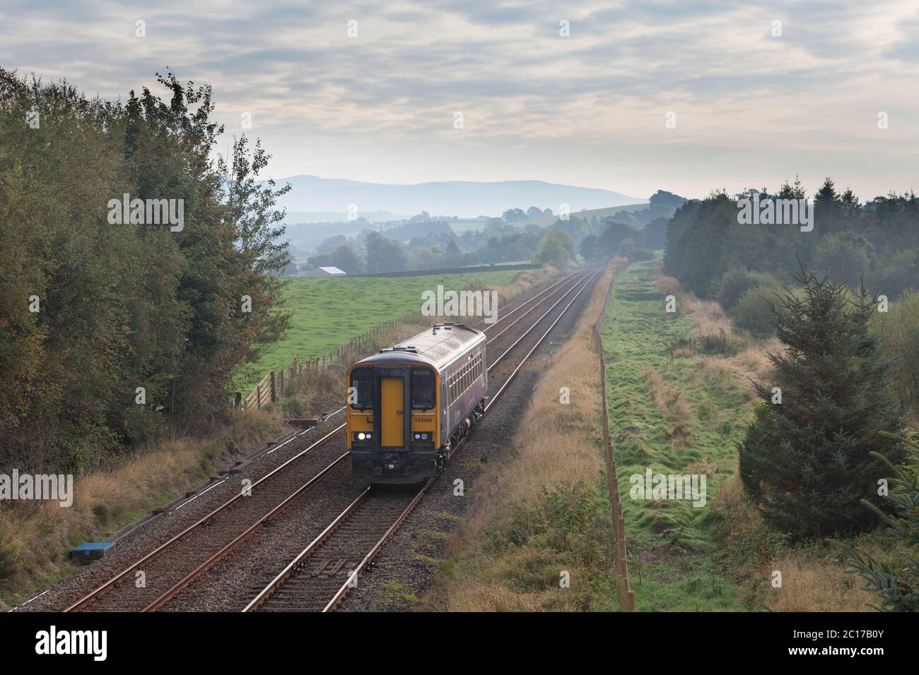 Nord classe rampa 153 sprinter treno passa Eldroth sul 'poco a nord occidentale" Carnforth per estinguere la linea di giunzione in Yorkshire su un vago mattina Foto Stock