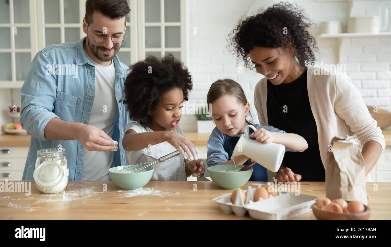 Cucina multietnica completa per famiglie con pancake in una cucina moderna Foto Stock