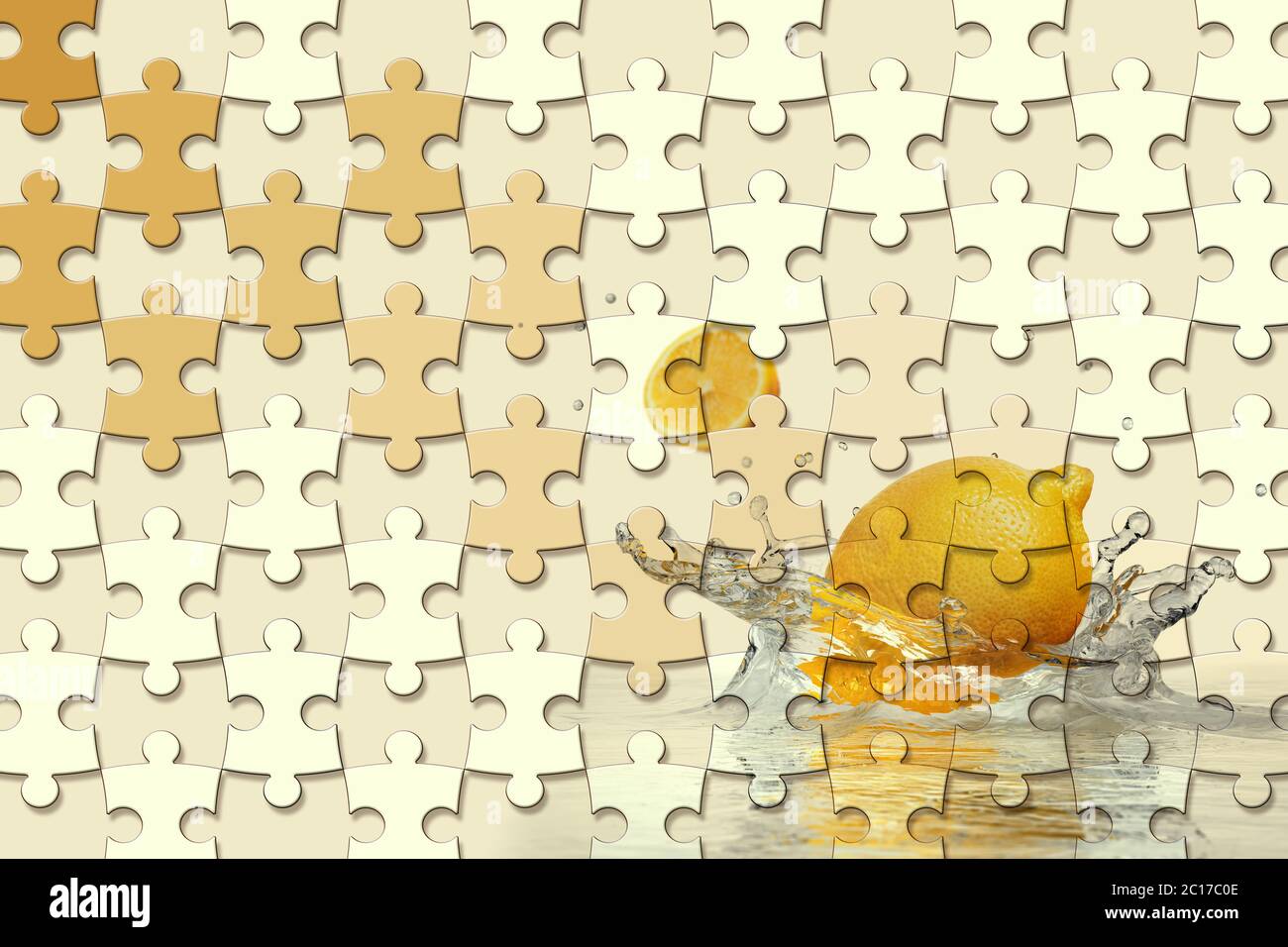 carta da parati 3d, pezzi puzzle, limone, spruzzi d'acqua su sfondo giallo. Foto Stock