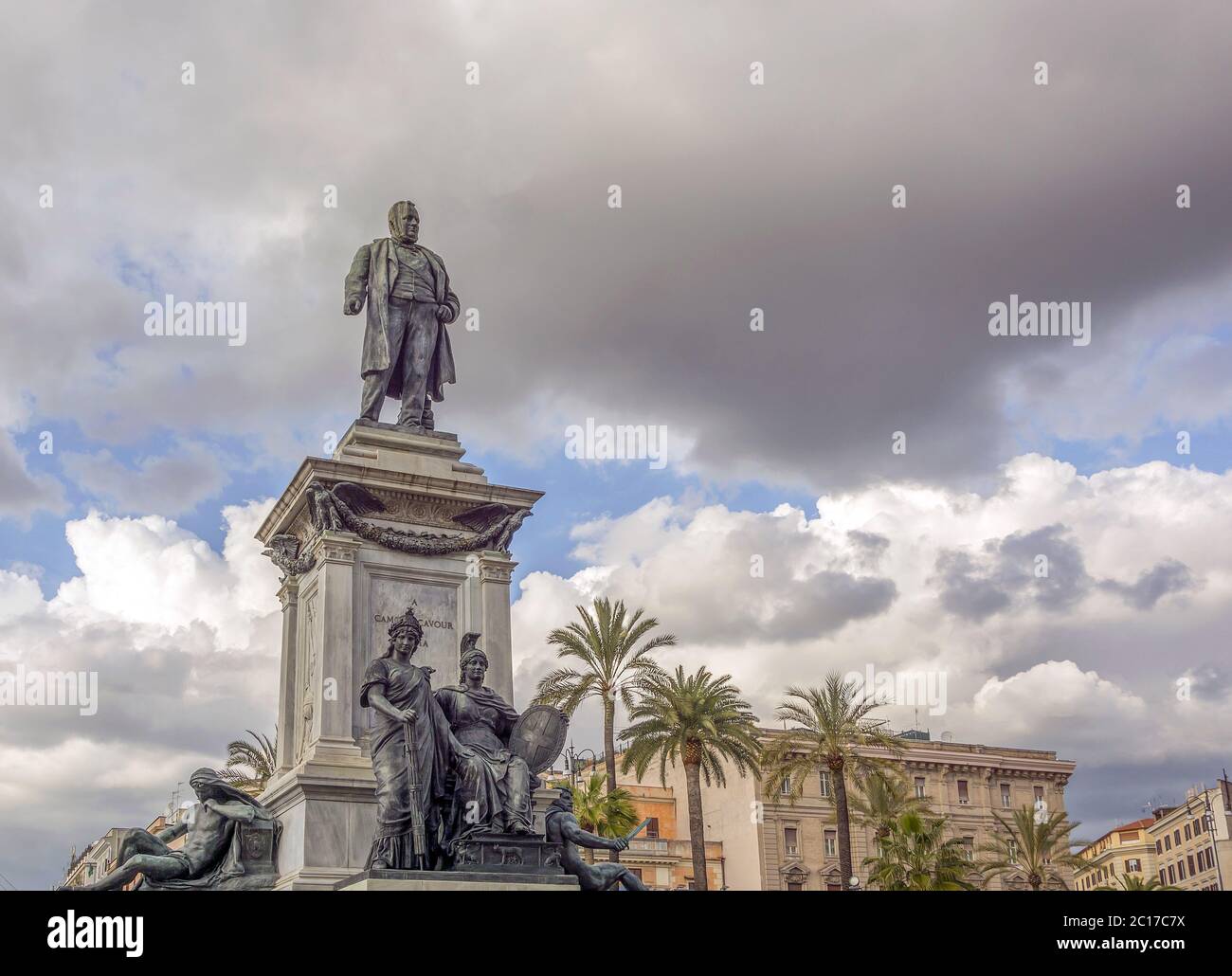 La statua in bronzo dedicata a Camillo Benso Conte di Cavour in Piazza Cavour, Roma Foto Stock