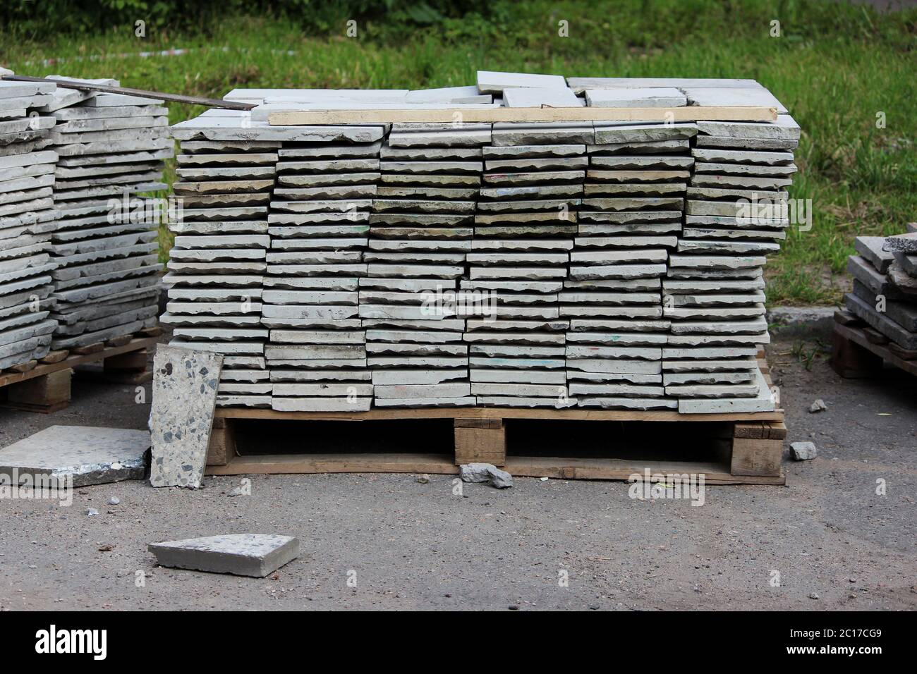 Le vecchie piastrelle rimosse dalle pareti del cinema si trova su un pallet di legno, in attesa di restauro dell'edificio. Foto Stock