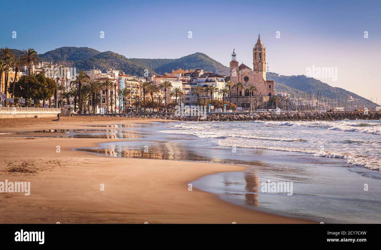 Sitges è una città nei pressi di Barcellona in Catalogna, Spagna. Essa è famosa per le sue spiagge e la vita notturna. Foto Stock