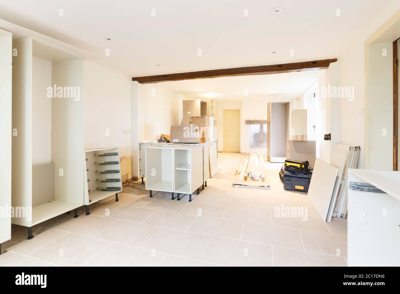 Progetto di miglioramento della casa, che inserisce una nuova cucina in una casa di lusso nel Regno Unito Foto Stock