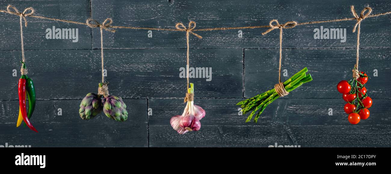 panorama di verdure fresche e spezie su sfondo di legno Foto Stock