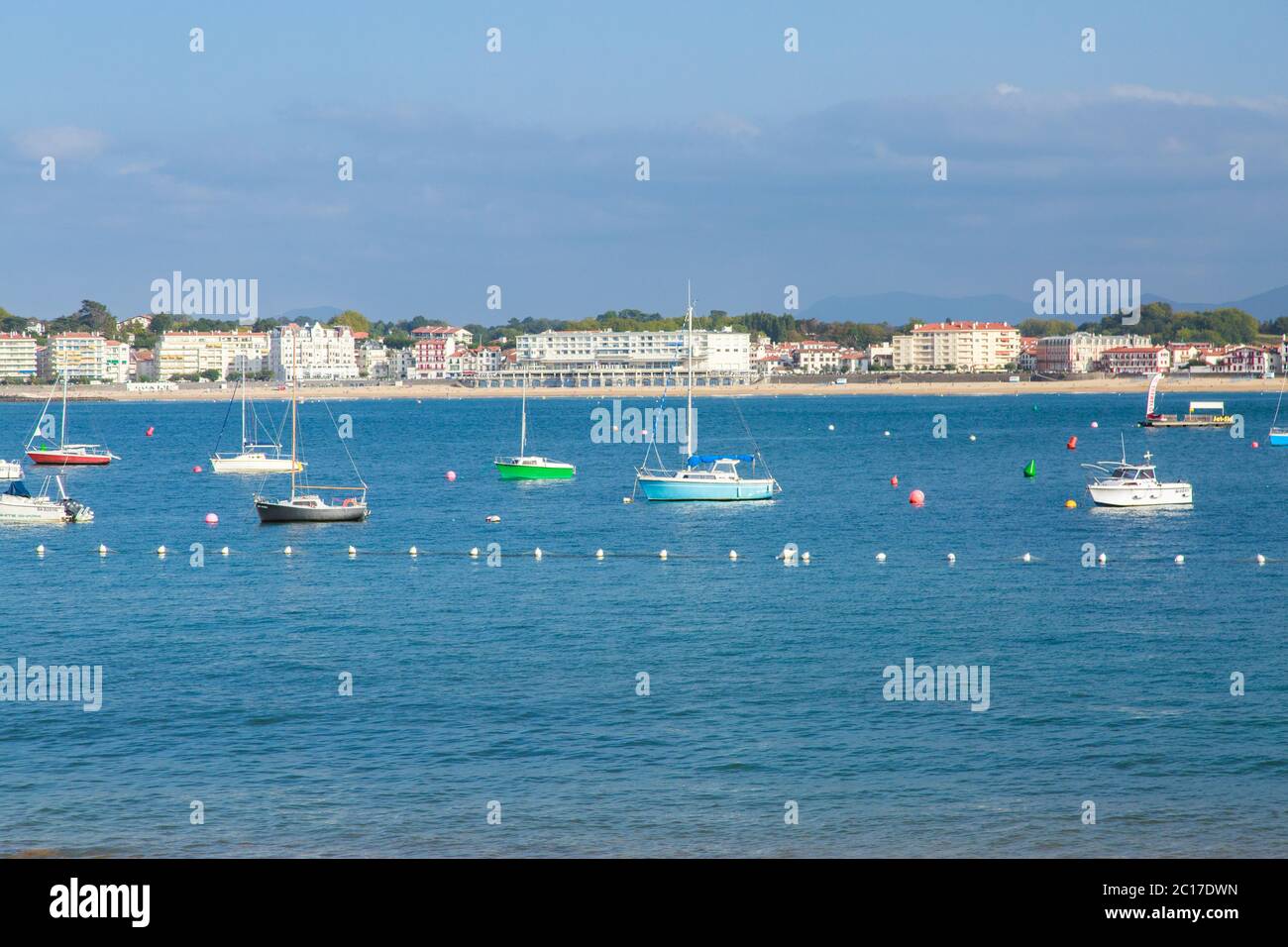 St-Jean de Luze, Francia - 26 settembre 2016: Baia di Saint jean de Luz con barche di lusso su un mare Foto Stock