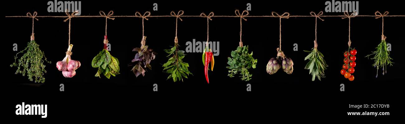 panorama di verdure fresche e spezie su sfondo di legno Foto Stock