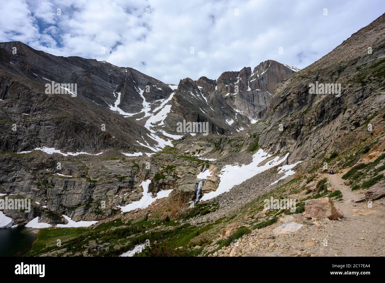 Cascata che si tormola dal lago Chasm sotto Longs Peak Foto Stock