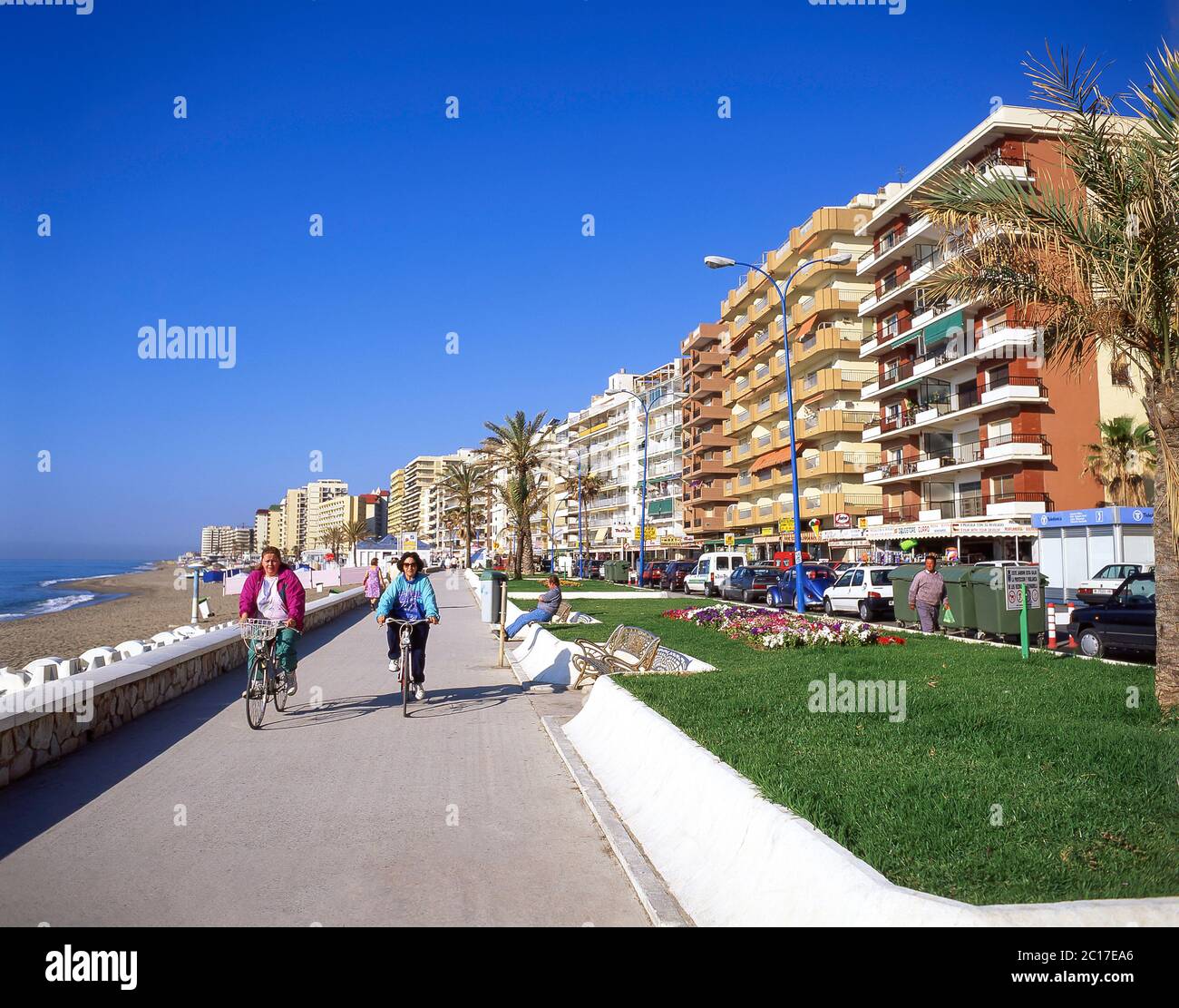 Ciclisti sul lungomare, Fuengirola, Costa del Sol, Provincia di Malaga, Andalusia (Andalusia), Regno di Spagna Foto Stock