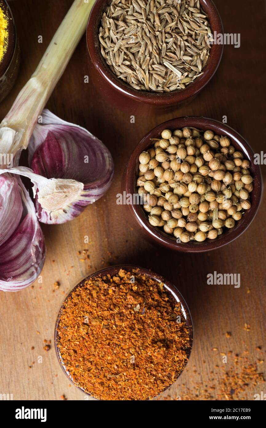 Le spezie e le erbe in ciotole di ceramica. Il cibo e la cucina ingredienti. Colorate additivi naturali. Foto Stock