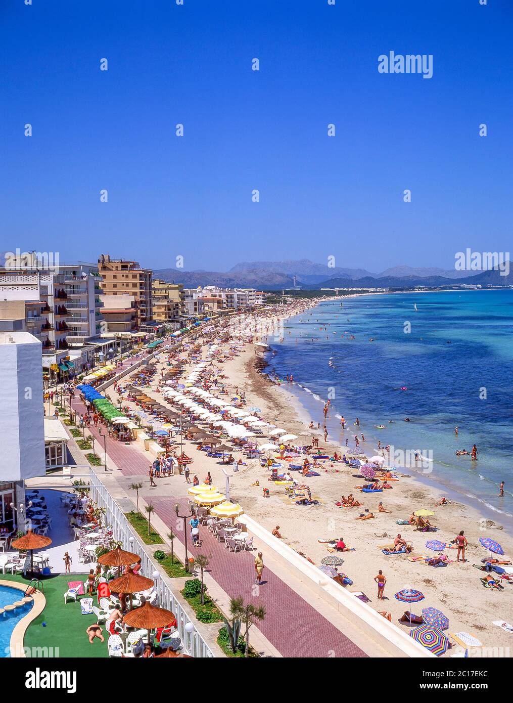 Vista sulla spiaggia e sul resort, Can Picafort, Maiorca (Maiorca), Isole Baleari, Spagna Foto Stock