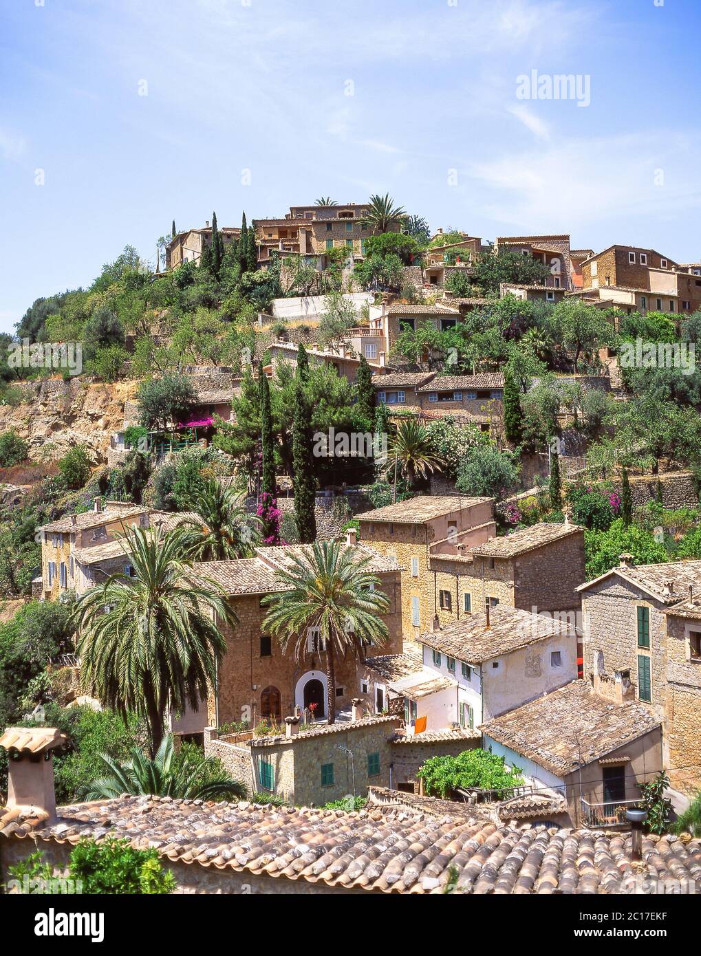 Villaggio sulla collina di Deia, Deia comune, Maiorca, isole Baleari, Spagna Foto Stock