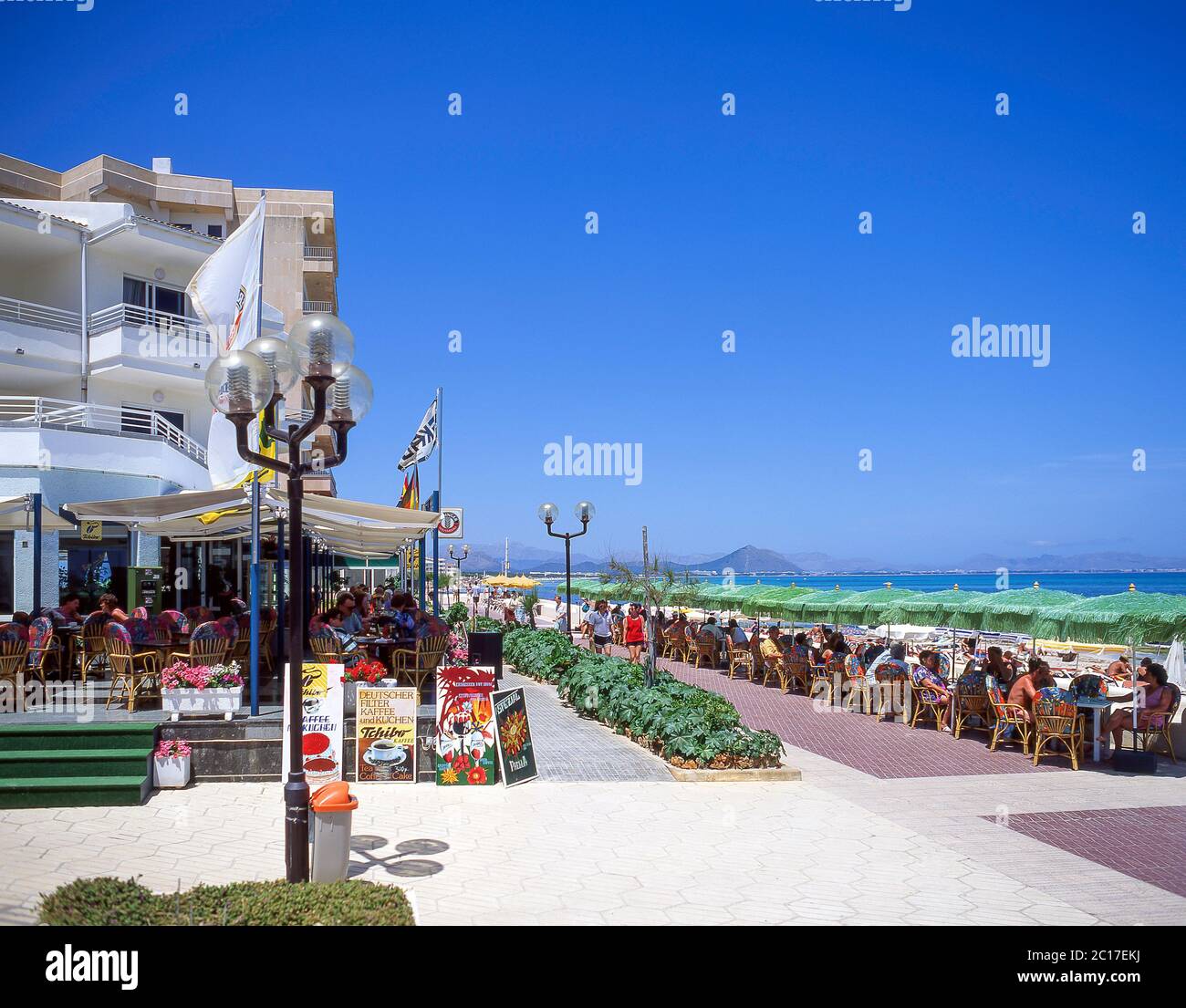 Vista sulla spiaggia e sul lungomare, Can Picafort, Maiorca (Maiorca), Isole Baleari, Spagna Foto Stock
