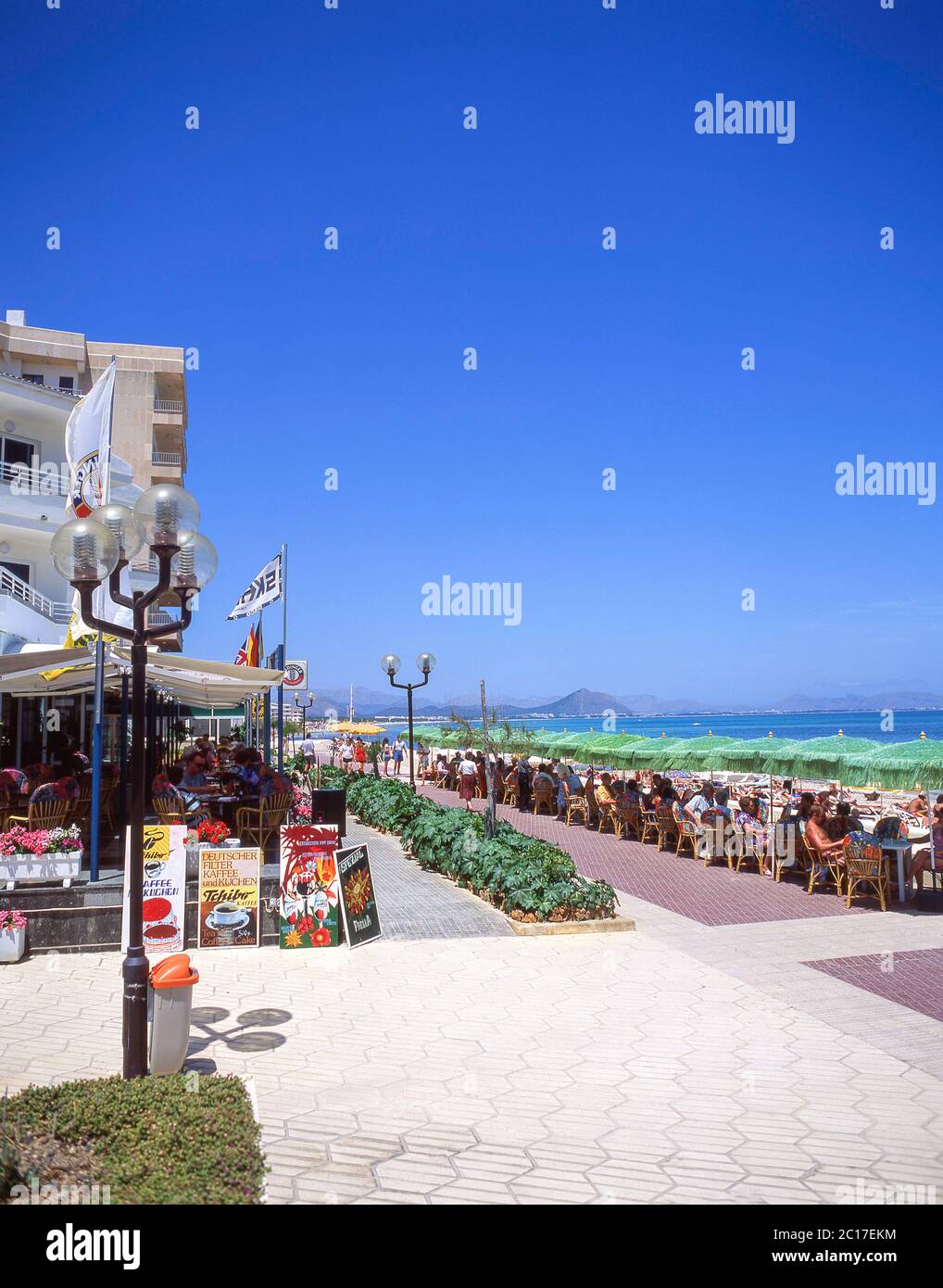 Vista sulla spiaggia e sul lungomare, Can Picafort, Maiorca (Maiorca), Isole Baleari, Spagna Foto Stock