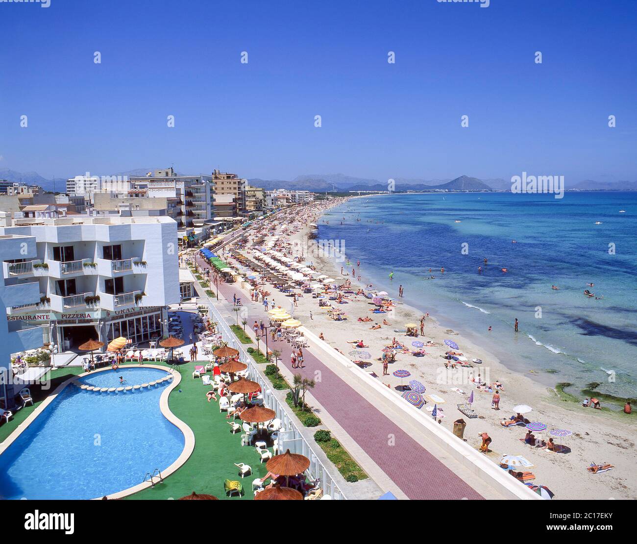 Vista sulla spiaggia e sul resort, Can Picafort, Maiorca (Maiorca), Isole Baleari, Spagna Foto Stock