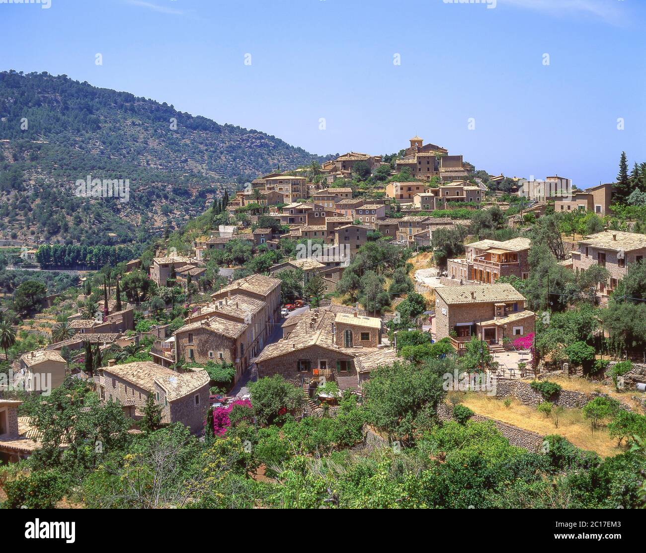 Villaggio sulla collina di Deia, Deia comune, Maiorca, isole Baleari, Spagna Foto Stock