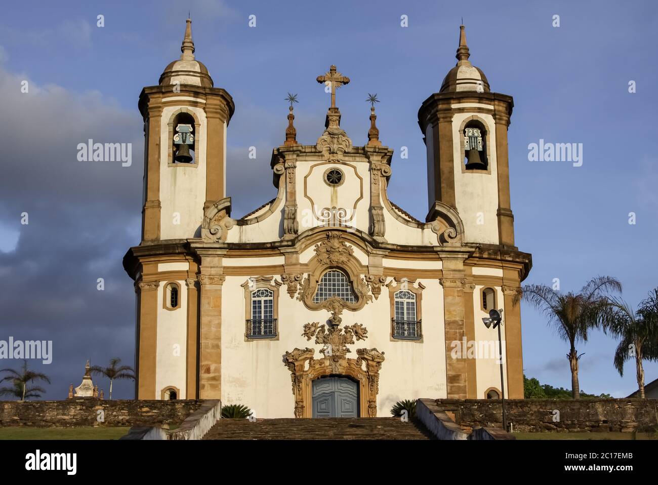 Vista frontale della storica chiesa barocca Nossa Senhora do Carmo, Ouro Preto, patrimonio dell'umanità dell'UNESCO Foto Stock