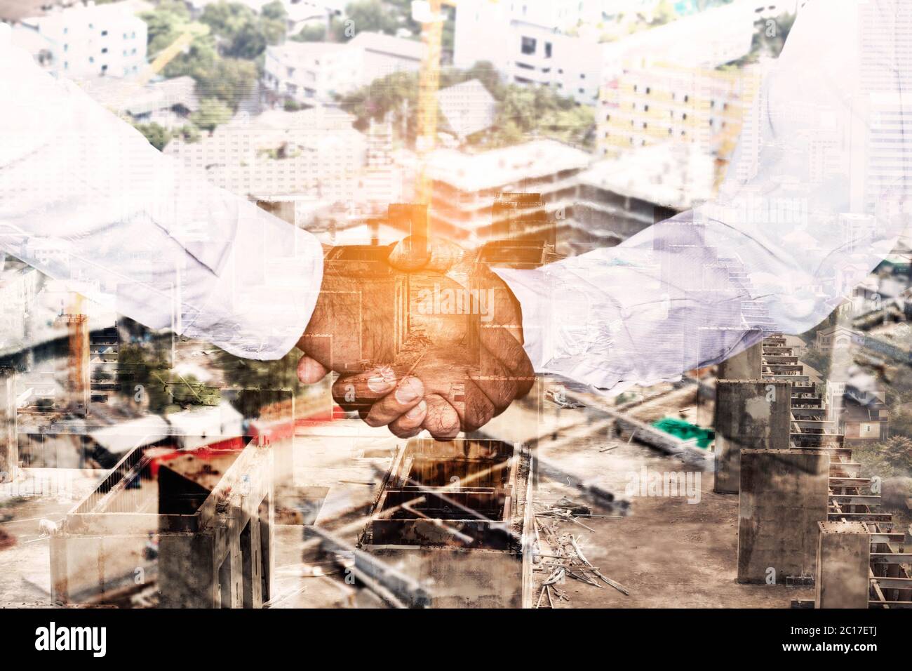 Uomo d'affari con progetti di costruzione. Foto Stock