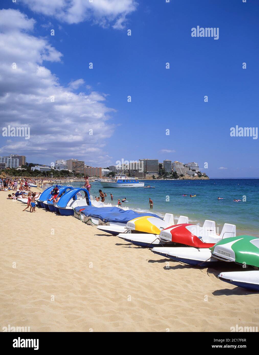 Spiaggia e vista resort, Magaluf, comune di Calvià, Maiorca (Maiorca), Isole Baleari, Spagna Foto Stock