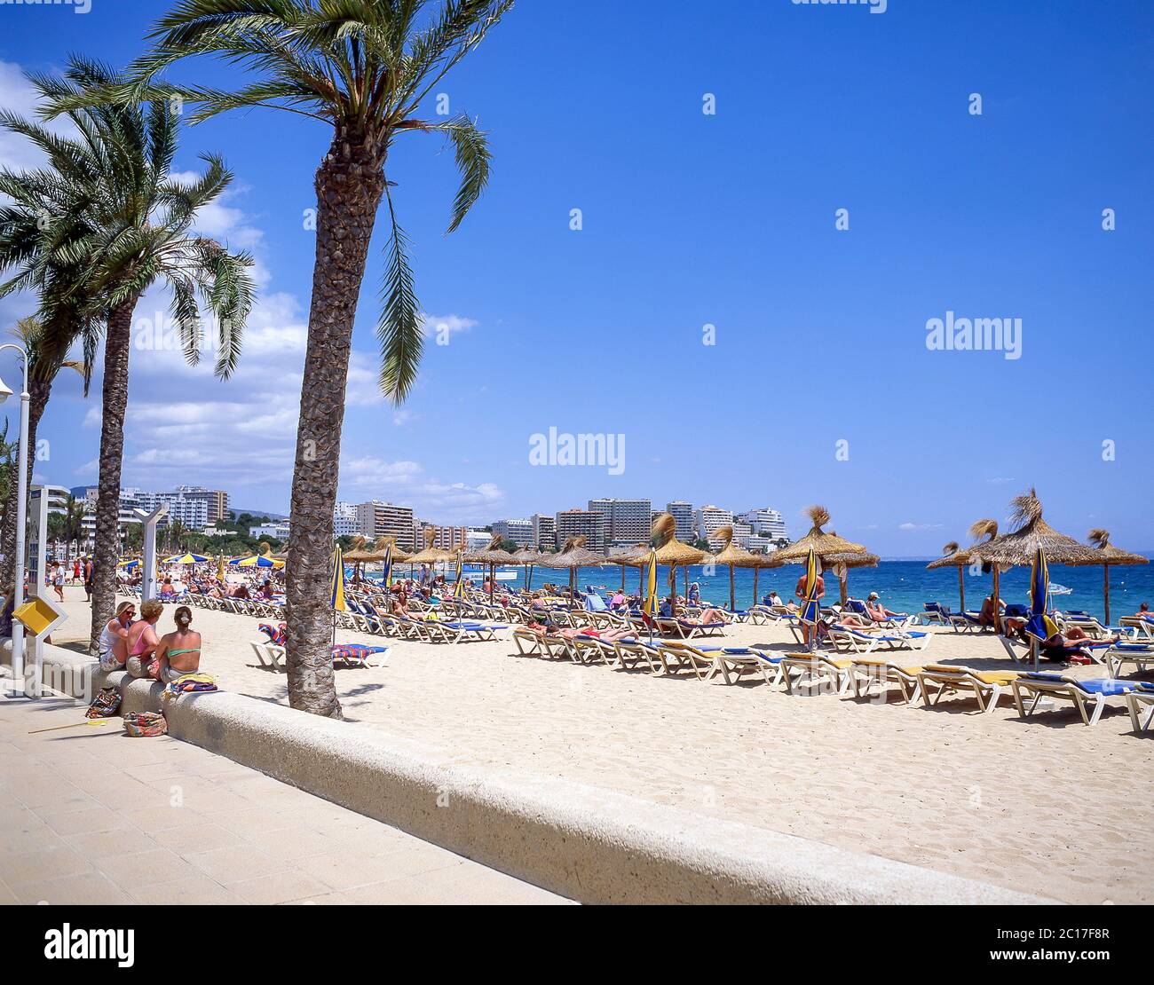 Spiaggia e vista resort, Magaluf, comune di Calvià, Maiorca (Maiorca), Isole Baleari, Spagna Foto Stock