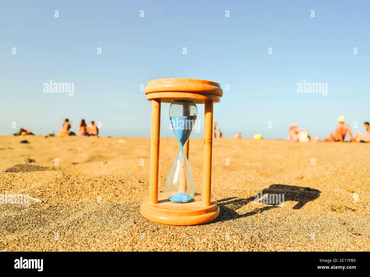 Orologio clessidra sulla spiaggia di sabbia Foto stock - Alamy