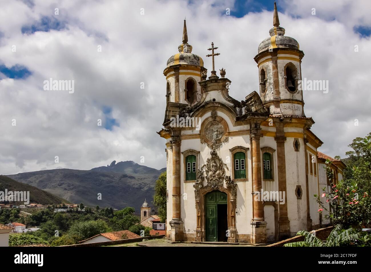 Vista della storica chiesa barocca Igreja Sao Francisco de Assis, Ouro Preto, sito patrimonio mondiale dell'UNESCO Foto Stock