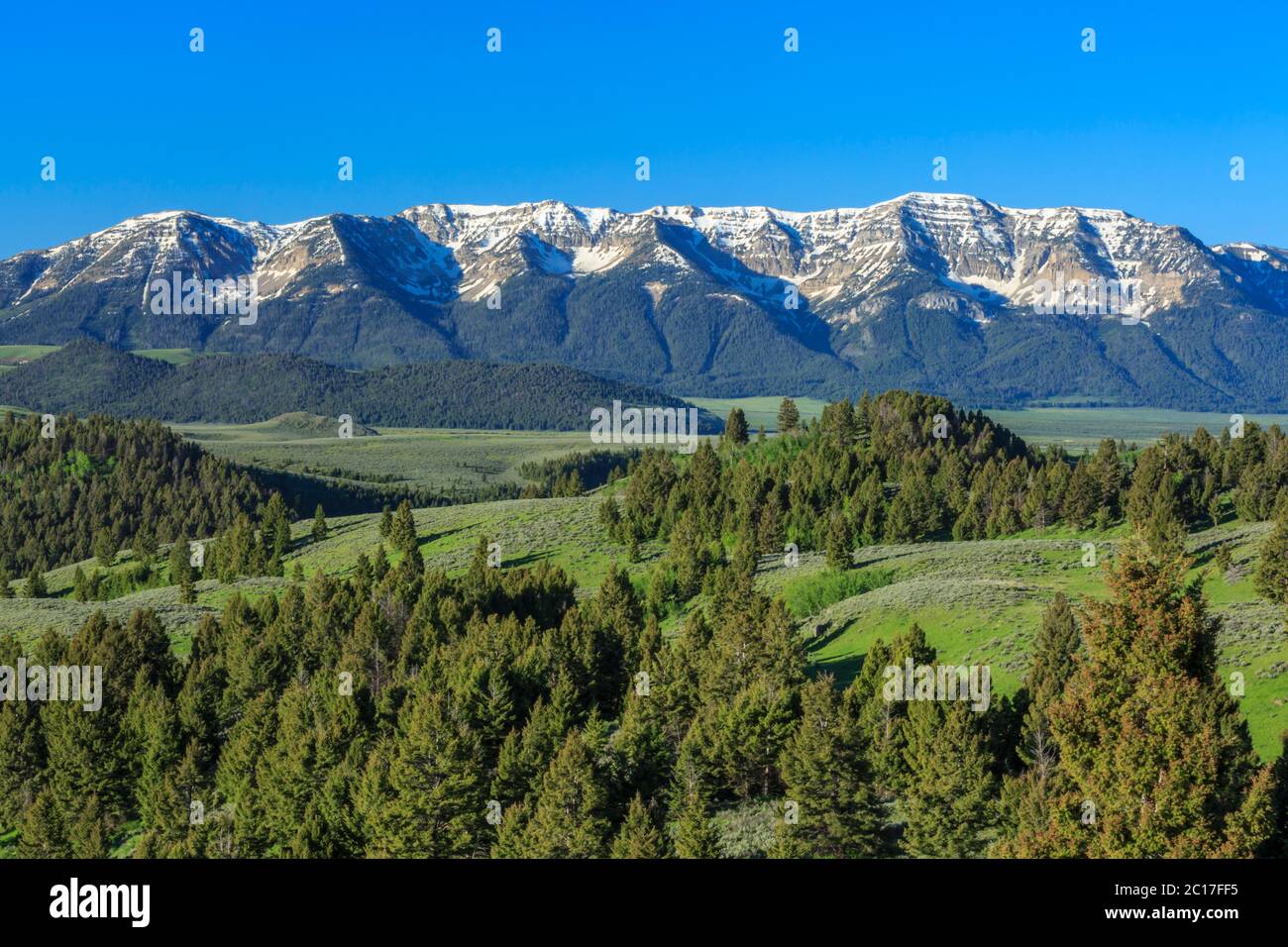 centennial montagne sopra le colline nella parte superiore del bacino del fiume di roccia rossa vicino a lakeview, montana Foto Stock