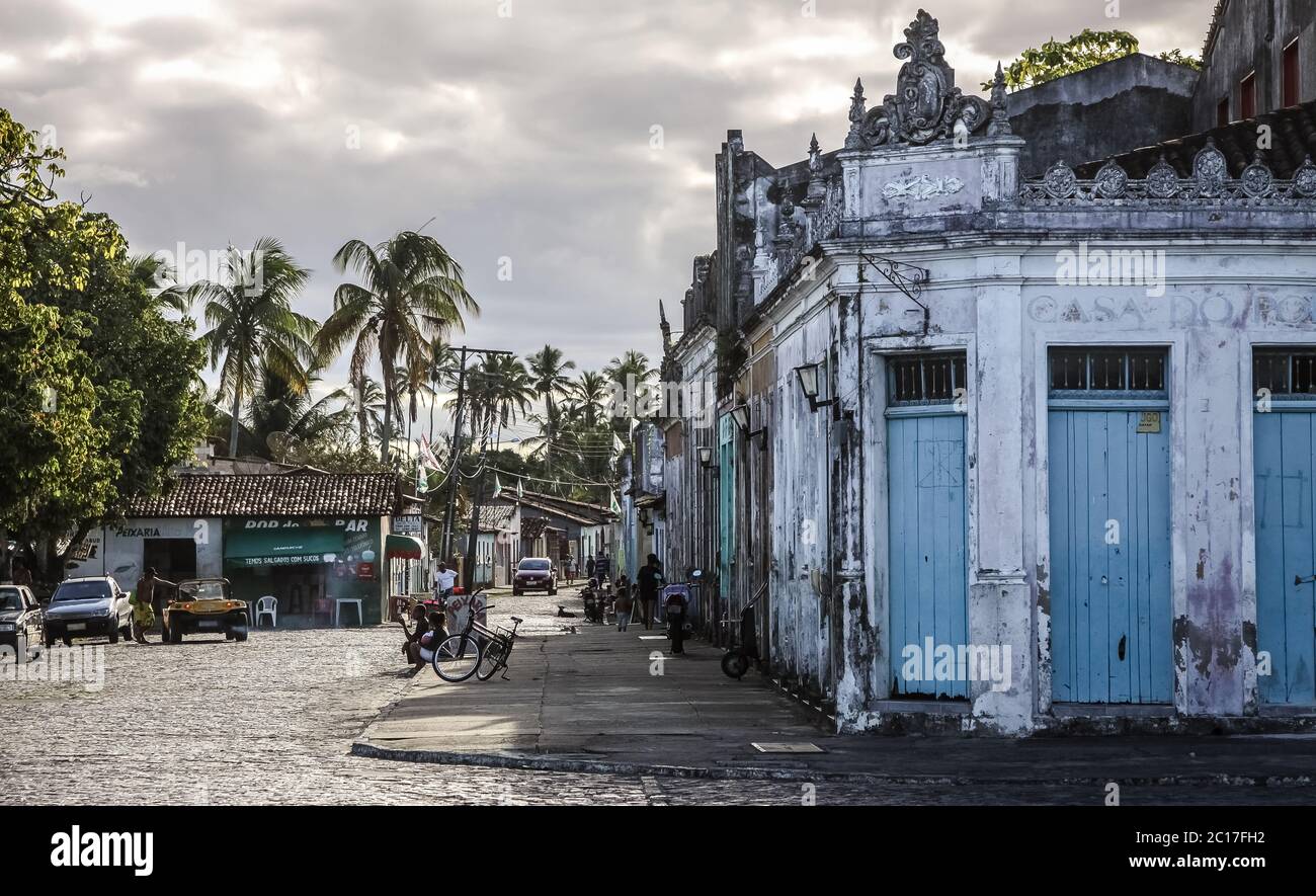 Decadimento e restauro, strada nella storica città di Canavieiras, Bahia, Brasile Foto Stock