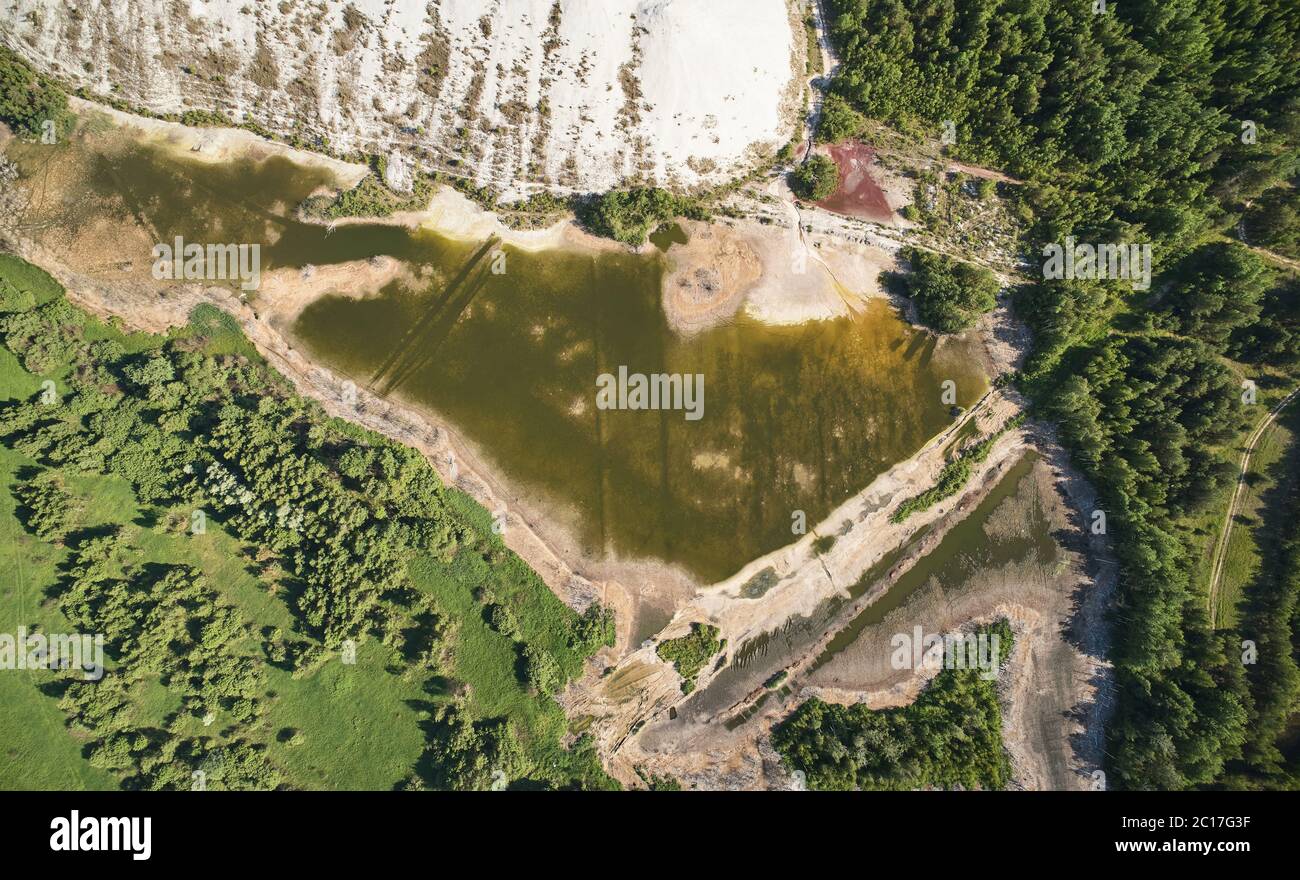 Vista dall'alto del drone aereo del lago di rifiuti tossici in giornata di sole Foto Stock