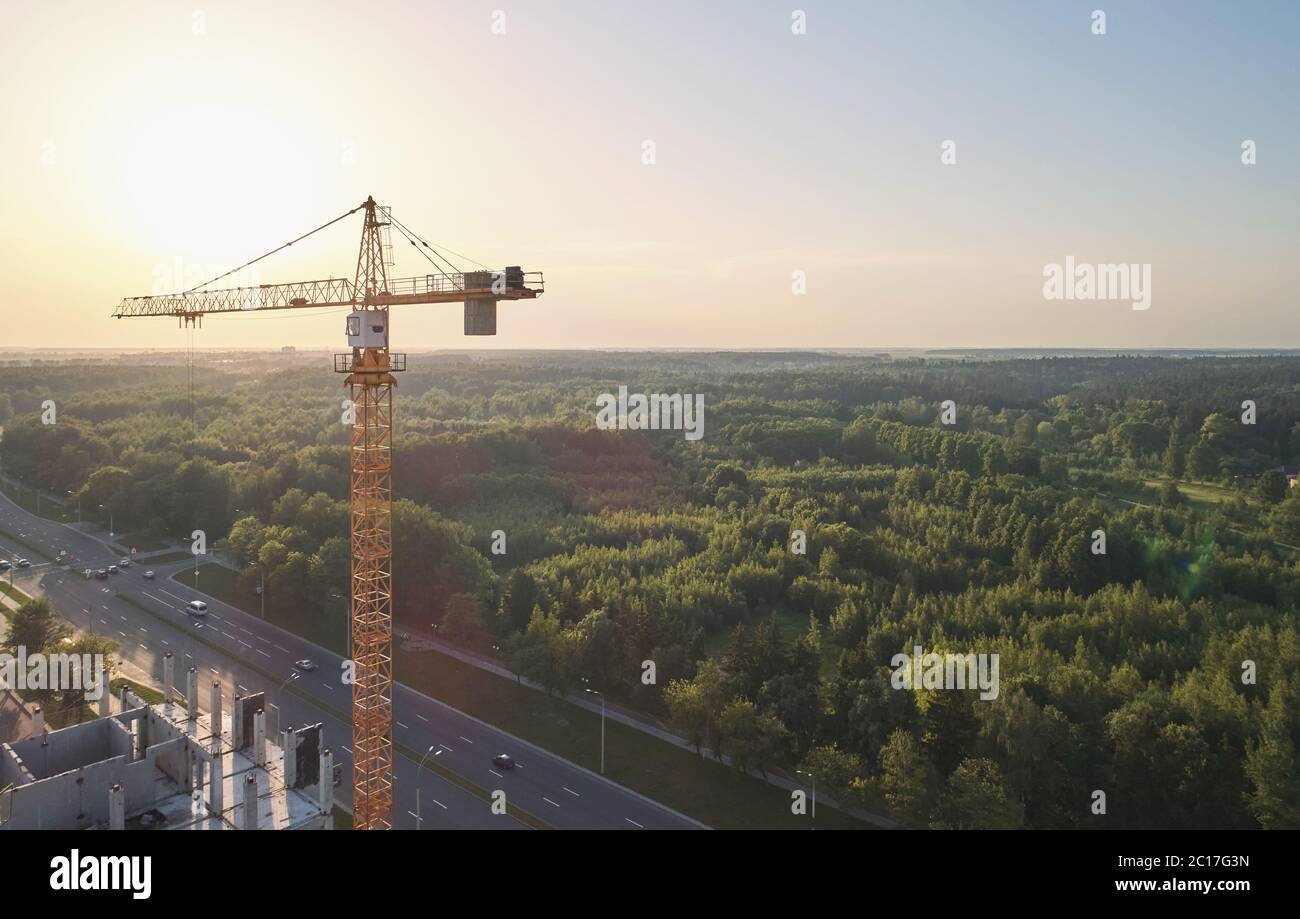 Gru da costruzione su vista aerea del drone al tramonto Foto Stock
