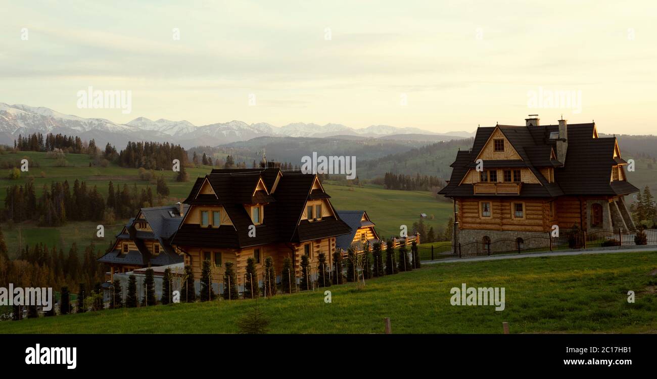 Case in legno tradizionali polacche sui monti Tatra, Polonia Foto Stock