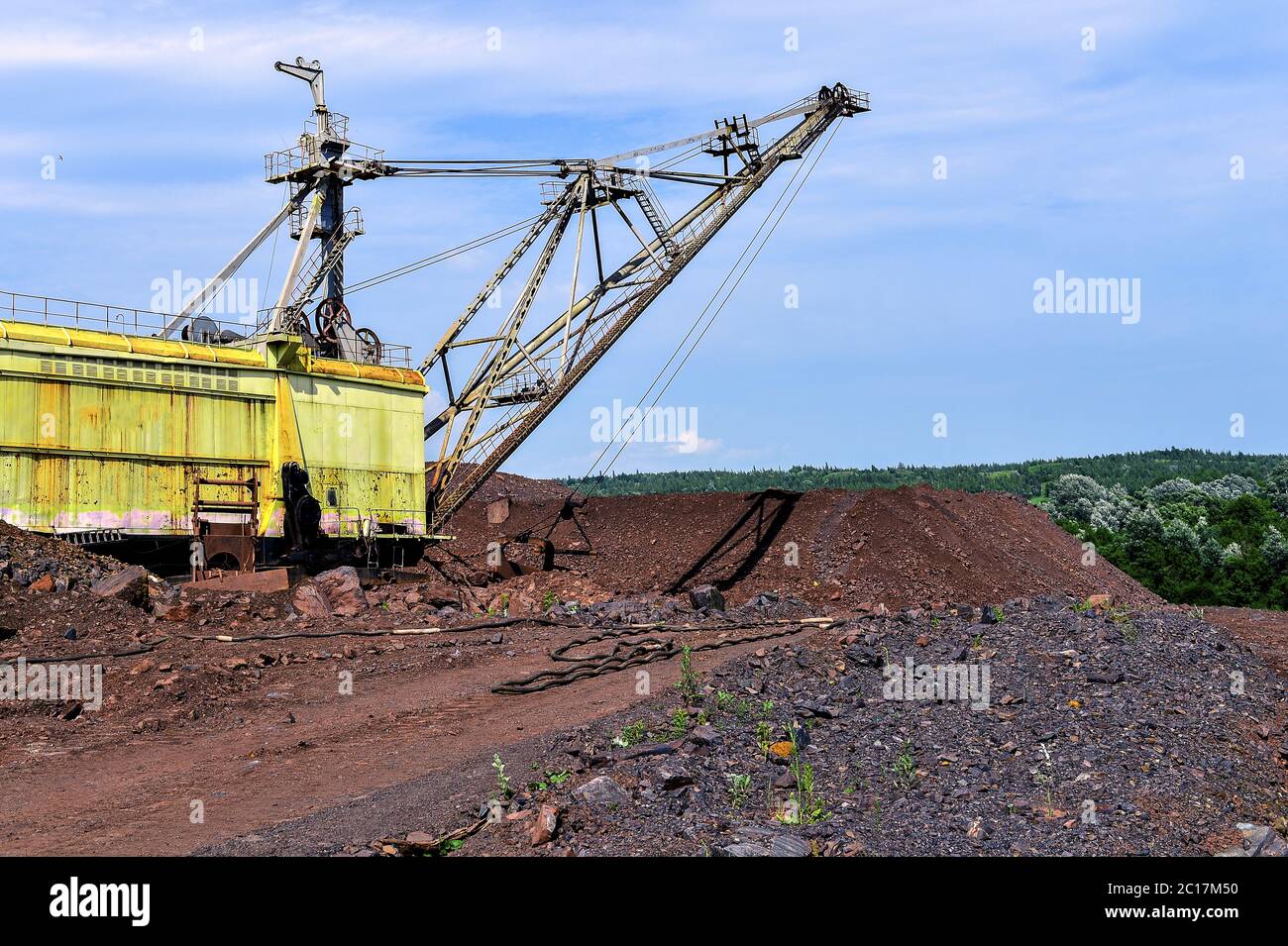 Escavatore a macchina di scavo Lavori di movimento terra in cava Foto Stock