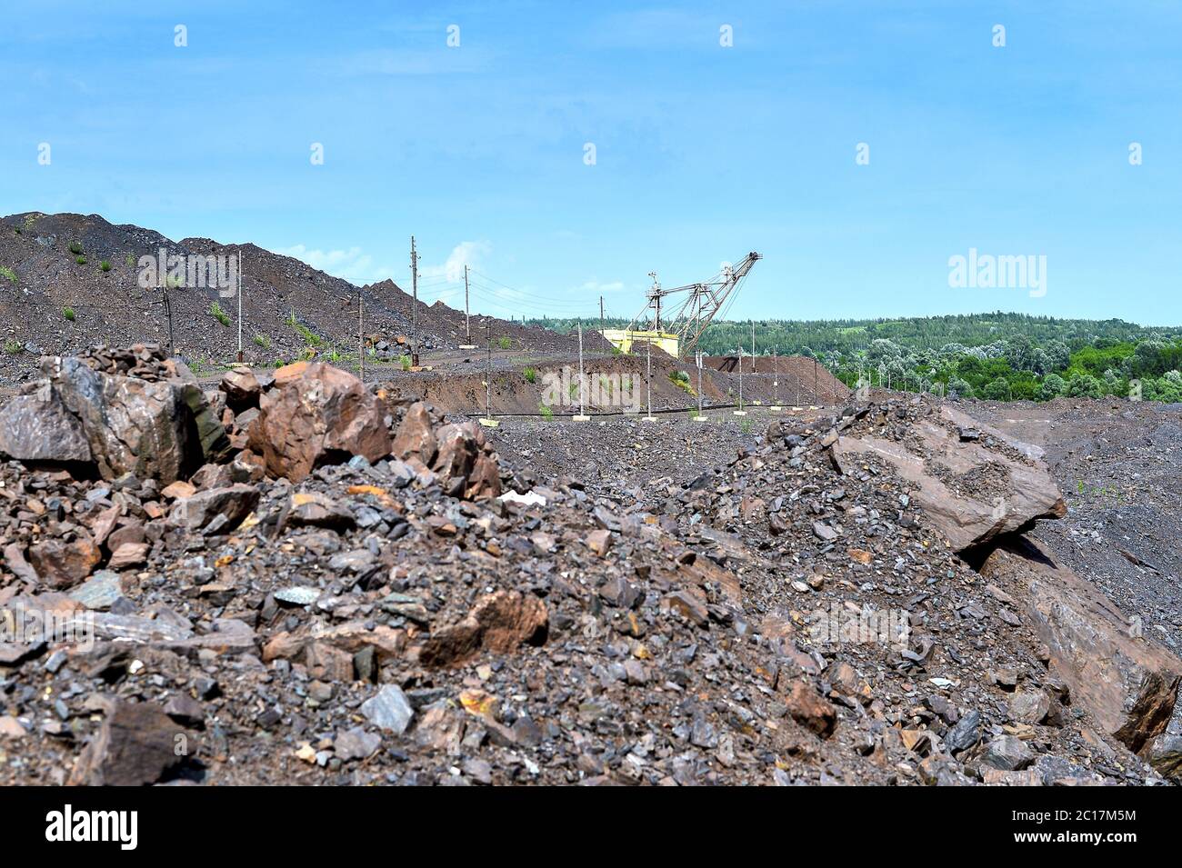Escavatore a macchina di scavo Lavori di movimento terra in cava Foto Stock