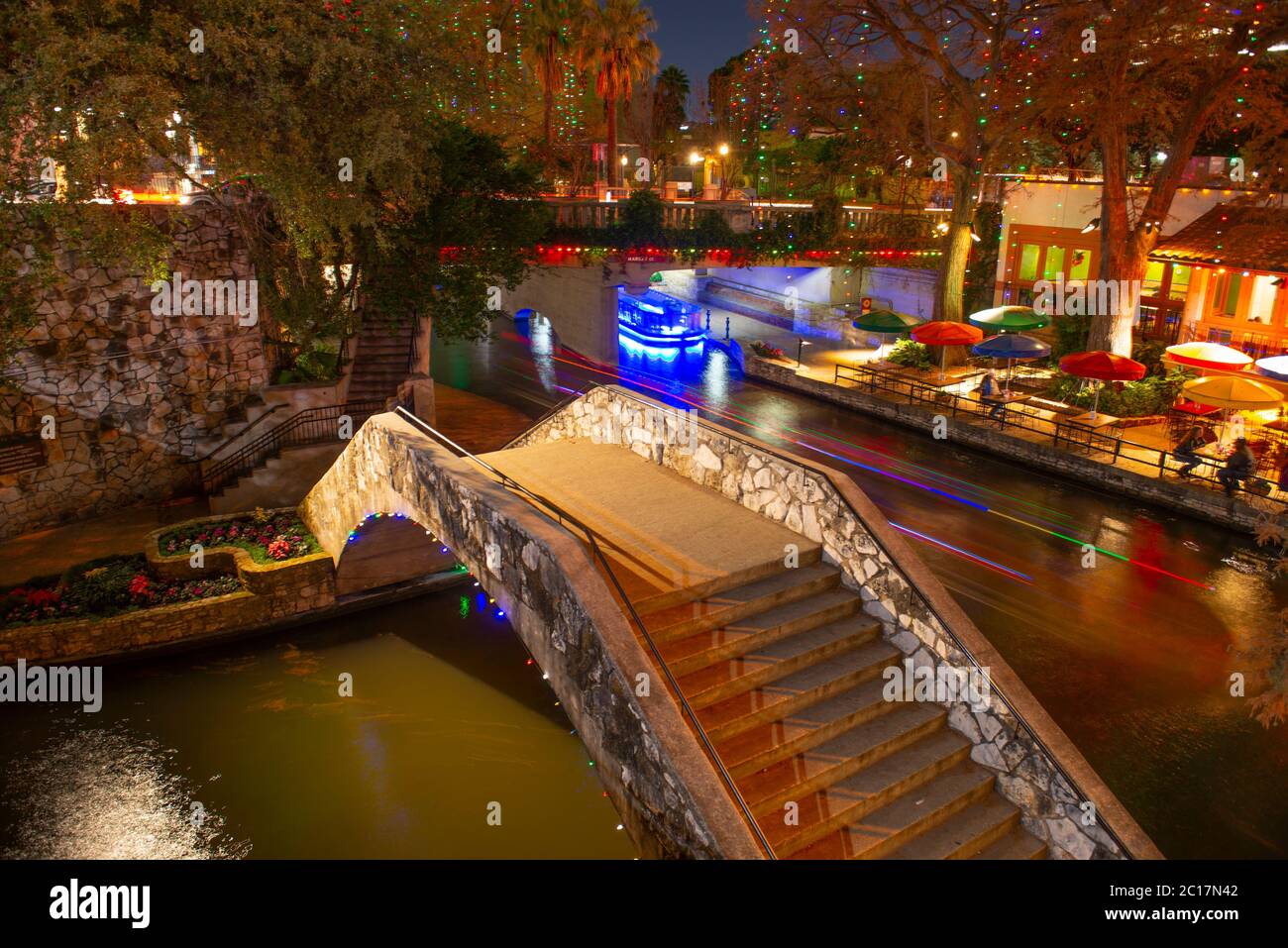 San Antonio River Walk e ponte in pietra sul fiume San Antonio vicino a la Villita nel centro di San Antonio, Texas, Stati Uniti. Foto Stock