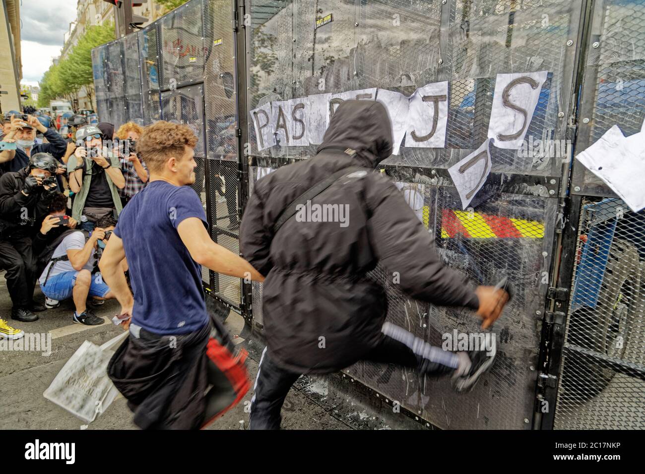 Parigi, Francia. 13 Giugno 2020. I manifestanti che partecipano alla manifestazione contro il razzismo e la violenza della polizia martellano i rinforzi in vetro. Foto Stock