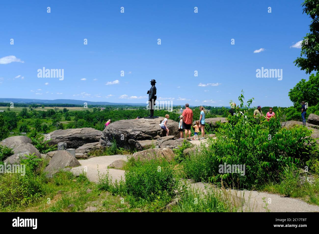 Turisti in cima a Little Round Top nel Gettysburg National Military Park Foto Stock