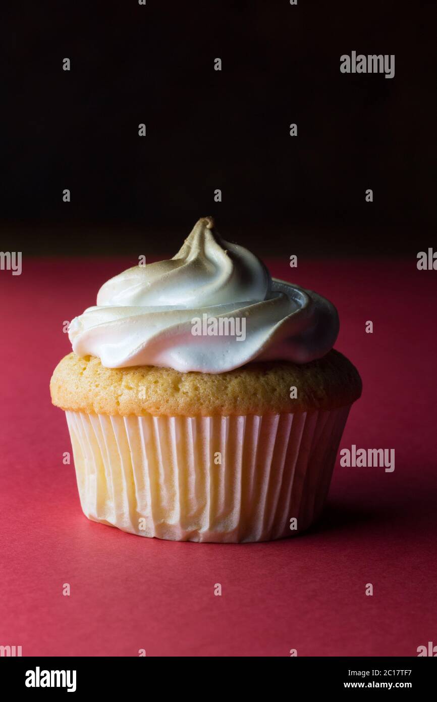 Crema al limone unica meringa bianca eggbianca centrata spugna decorata cupcake Closeup isolato in verticale Foto Stock