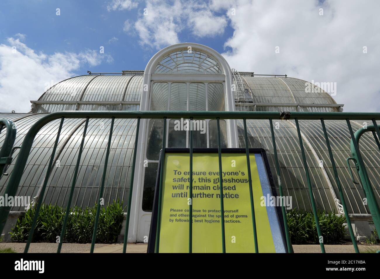 Londra, Regno Unito. 14 Giugno 2020. La foto scattata il 14 giugno 2020 mostra un avviso all'esterno di una serra chiusa al Kew Gardens di Londra, Gran Bretagna. I Kew Gardens, patrimonio dell'umanità dell'UNESCO di Londra, sono stati riaperti al pubblico recentemente dopo essere stati chiusi a causa della pandemia COVID-19, ma le linee guida per le distanze sociali sono ancora in vigore e il numero di visitatori è limitato con l'ingresso solo tramite biglietti prenotati in anticipo. Credit: Tim Ireland/Xinhua/Alamy Live News Foto Stock